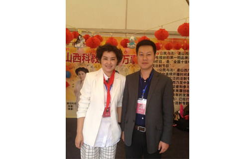 公民与法主持人田甜合影